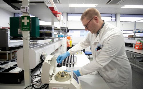 Российская компания решила производить оксфордскую вакцину от COVID-19