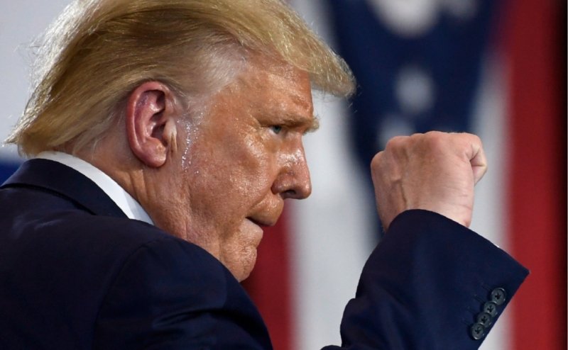 Трамп запретил гражданам США &laquo;иметь дела&raquo; с TikTok