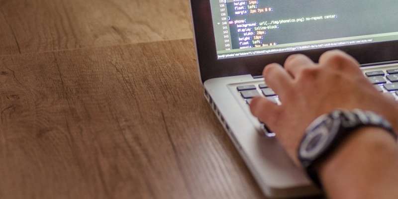 Третина фахівців бояться втратити роботу. Чому в IT-галузі перестали зростати зарплати та зайнятість