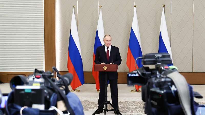 Путин: "Роснефть" предлагала Казахстану купить свой завод в Германии