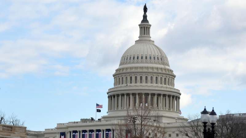 США могут ввести жесткие санкции против российской нефти, пишет Блумберг