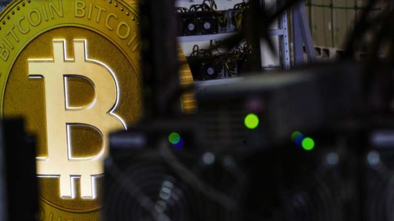 Стоимость биткоина впервые в истории поднялась выше ста тысяч долларов