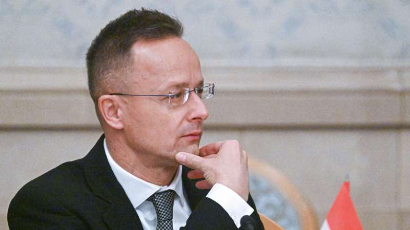 Франция и Британия завуалированно объявляют войну России, заявил Сийярто