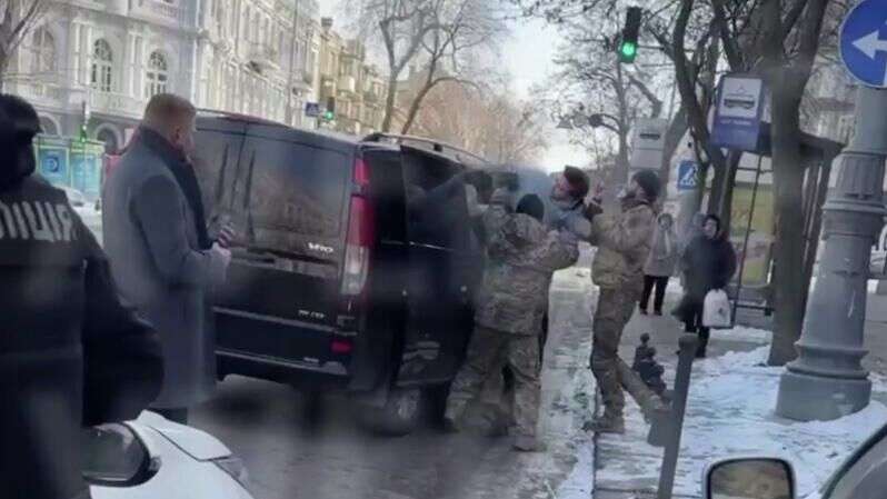 На Украине мужчину мобилизовали, вырвав его вместе с дверью из автомобиля