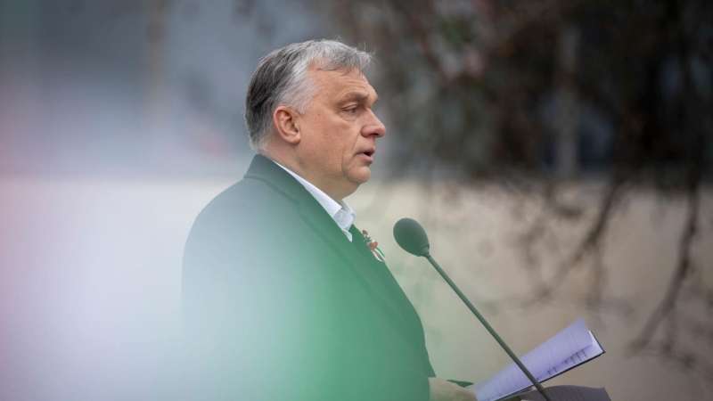 Орбан заявил, что должен защитить венгров от Зеленского