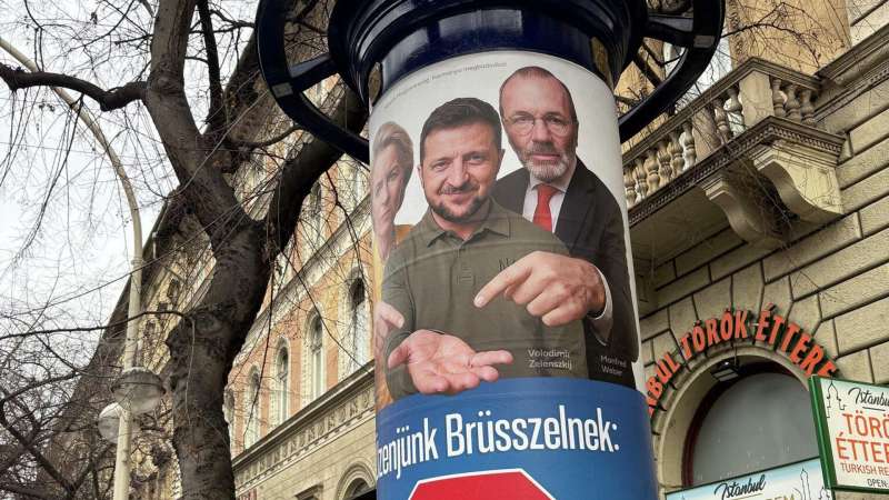 В Будапеште развесили билборды против финансирования Украины
